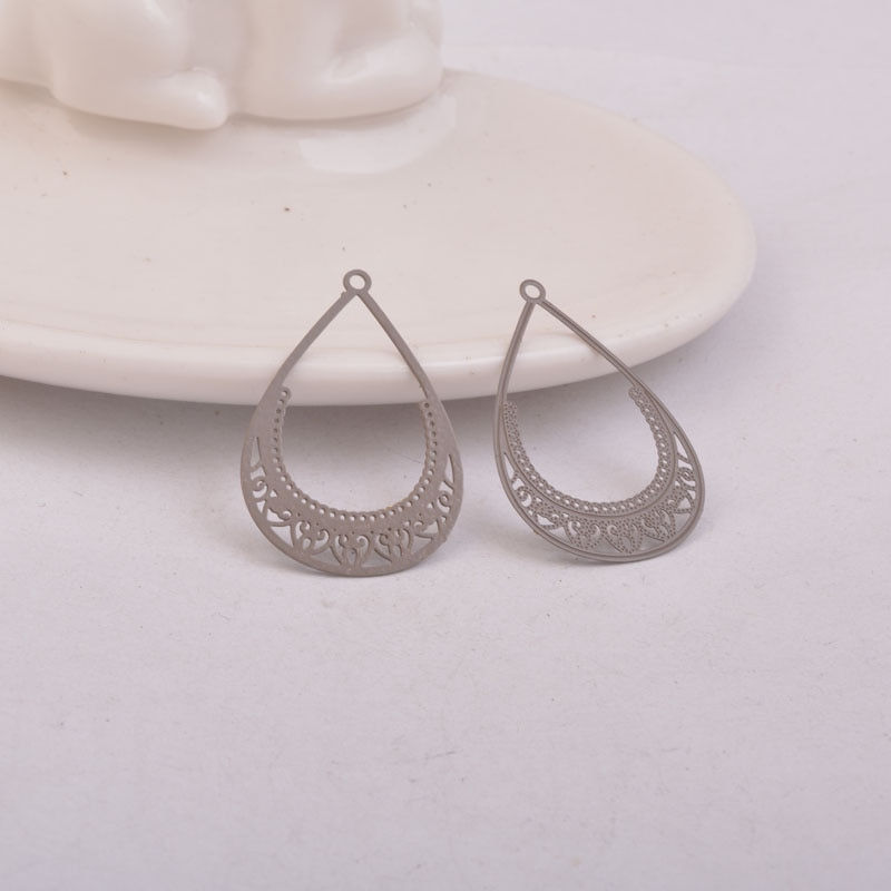 Miniature : estampes gouttes filigranes -  32 x 21  mm - laiton peint - 9 coloris au choix