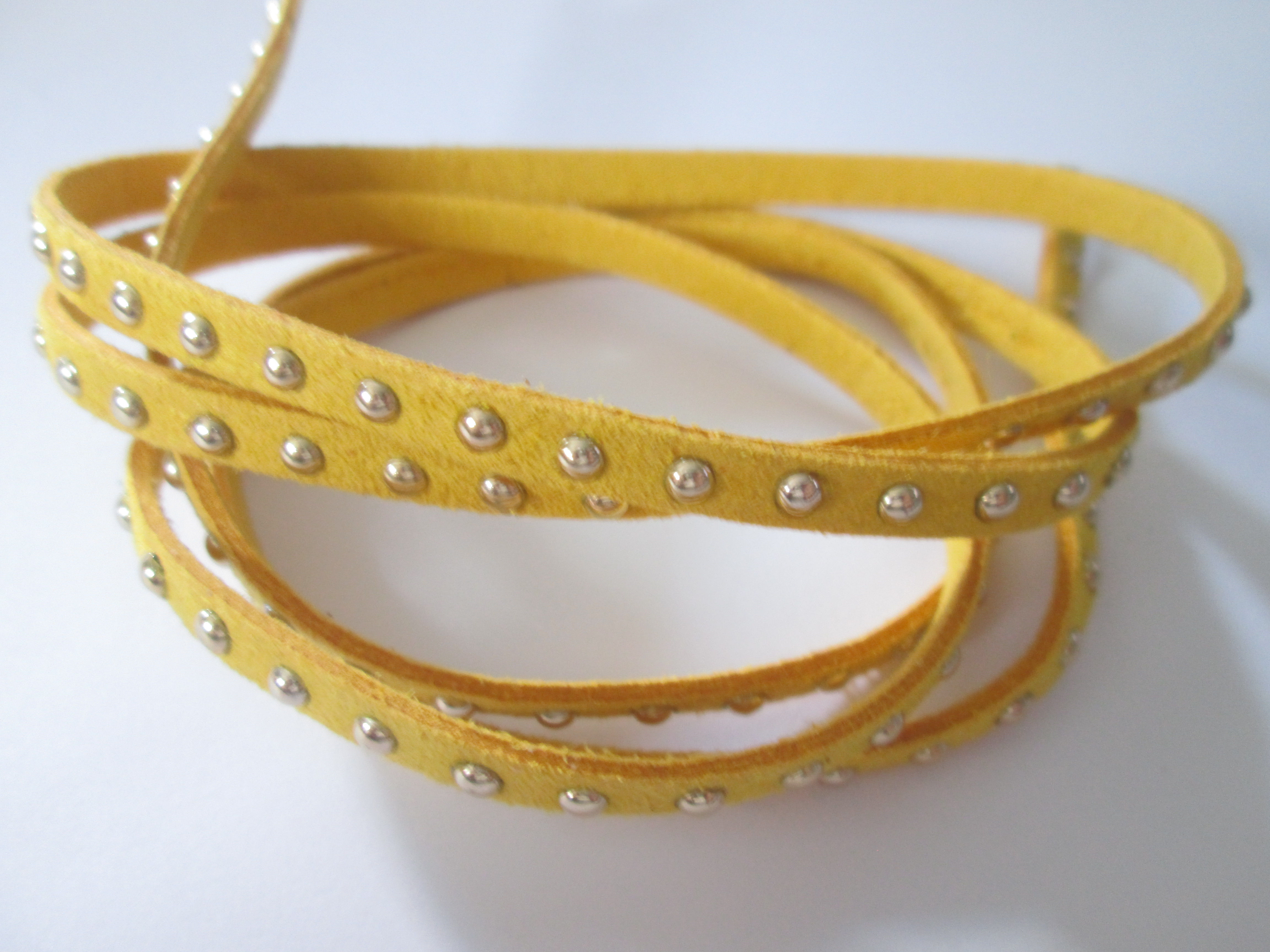 1 mètre Cordon suédine jaune moutarde clouté doré - 5 mm