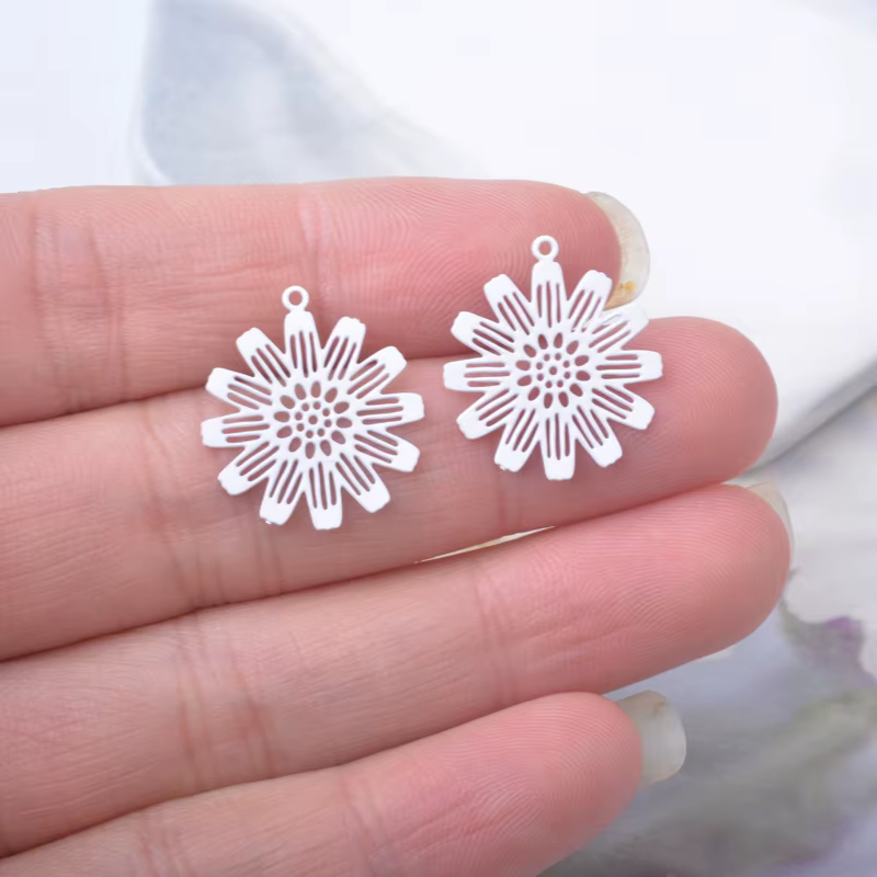 Thumbnail: 2 estampes fleurs filigranes - 19 x 17 mm - 10 coloris - laiton