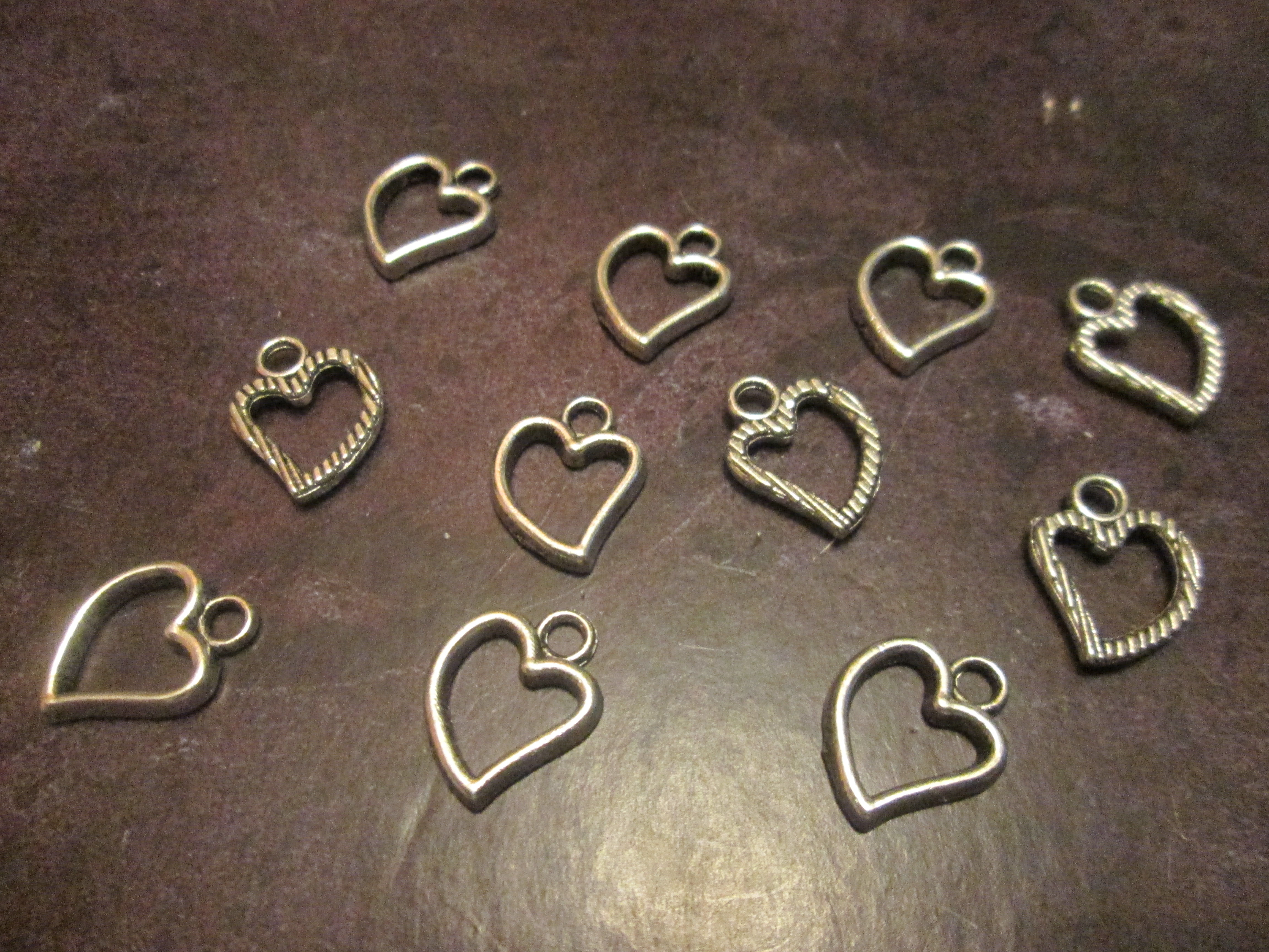 breloques coeur  - métal argenté - 15 x  11 mm