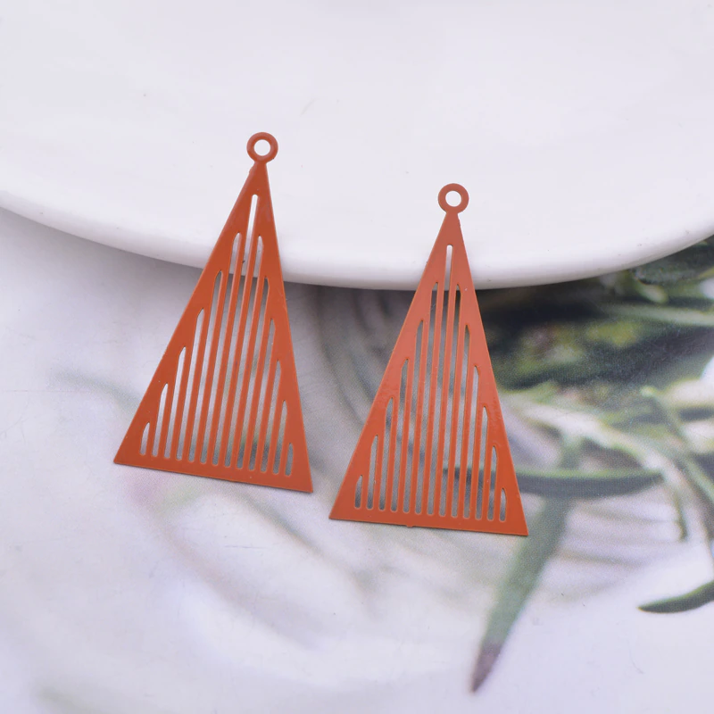 Thumbnail: 2 openwork triangle prints - 35 x 20 mm - painted brass - 11 colors to choose from