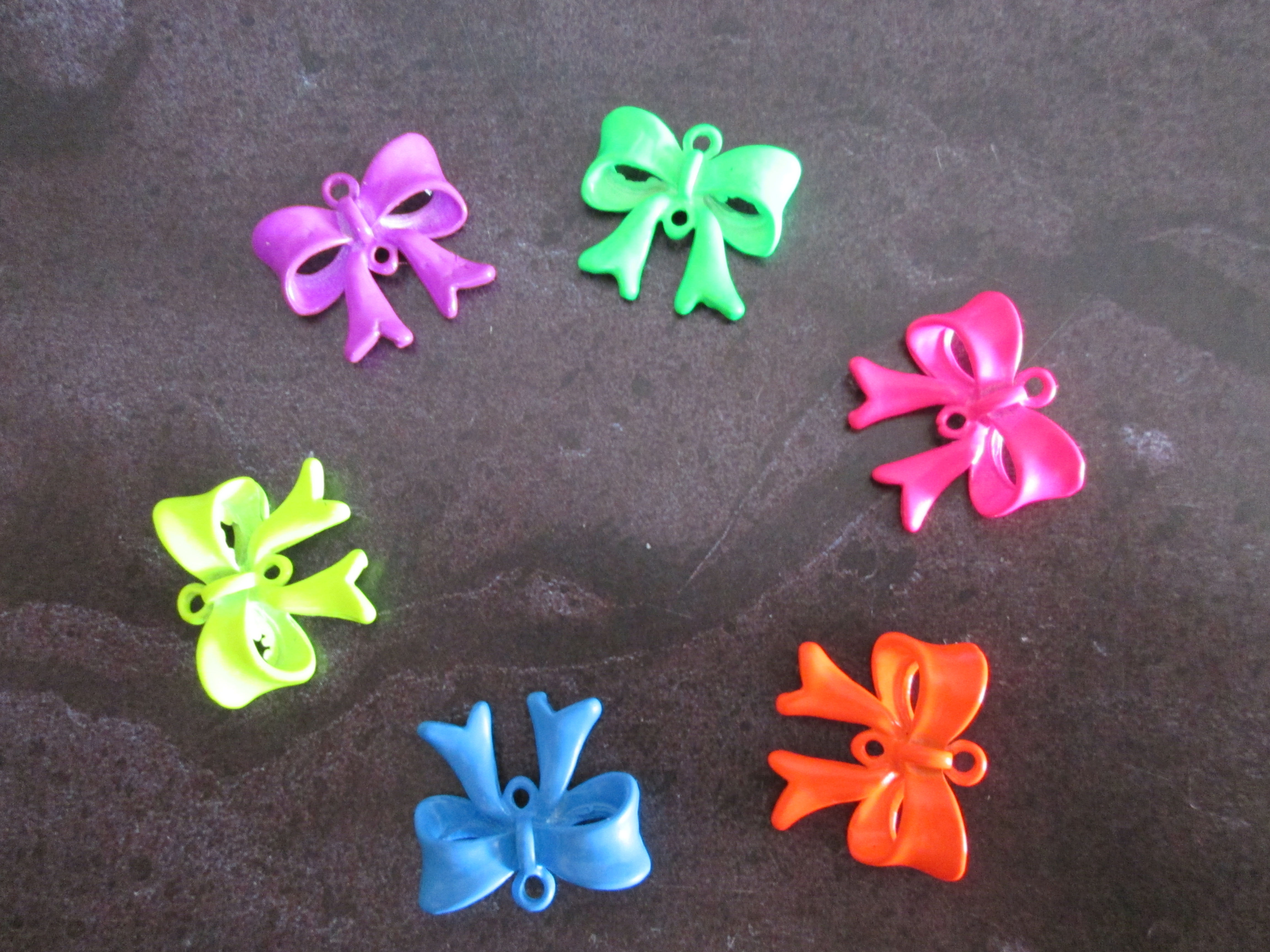 2 bow charms - 6 colors - painted metal - 19 x 17mm