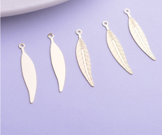 Miniatura: 4 estampes plumes - 25 x 5 mm - laiton peint - 13 coloris