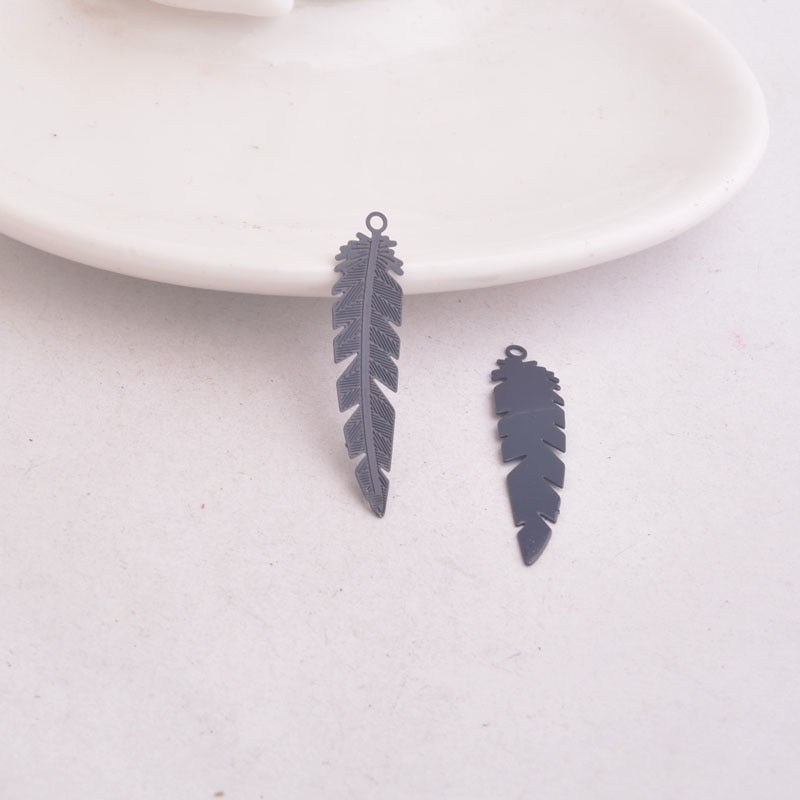 Miniatura: 2 estampes plumes - 35 x 8 mm - laiton peint - 11 coloris