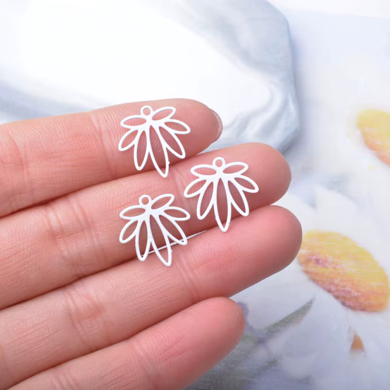 Miniatura: 4 estampes feuilles - 15 x 15 mm - 10 coloris - laiton