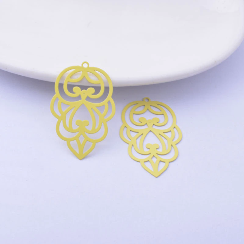 Thumbnail: 2 estampes gouttes ajourées arabesques - 30 x 20 mm - laiton - 10 coloris