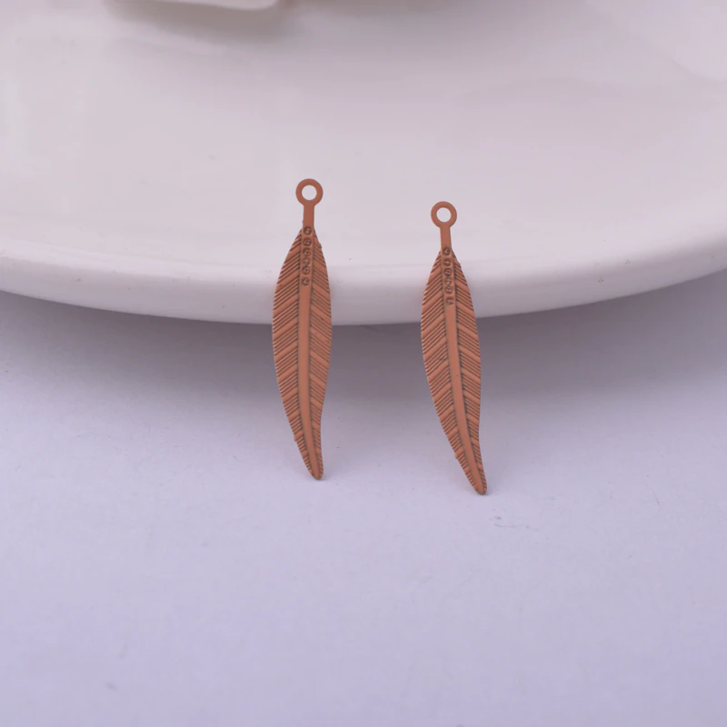 Miniaturbild: 4 estampes plumes - 25 x 5 mm - laiton peint - 13 coloris