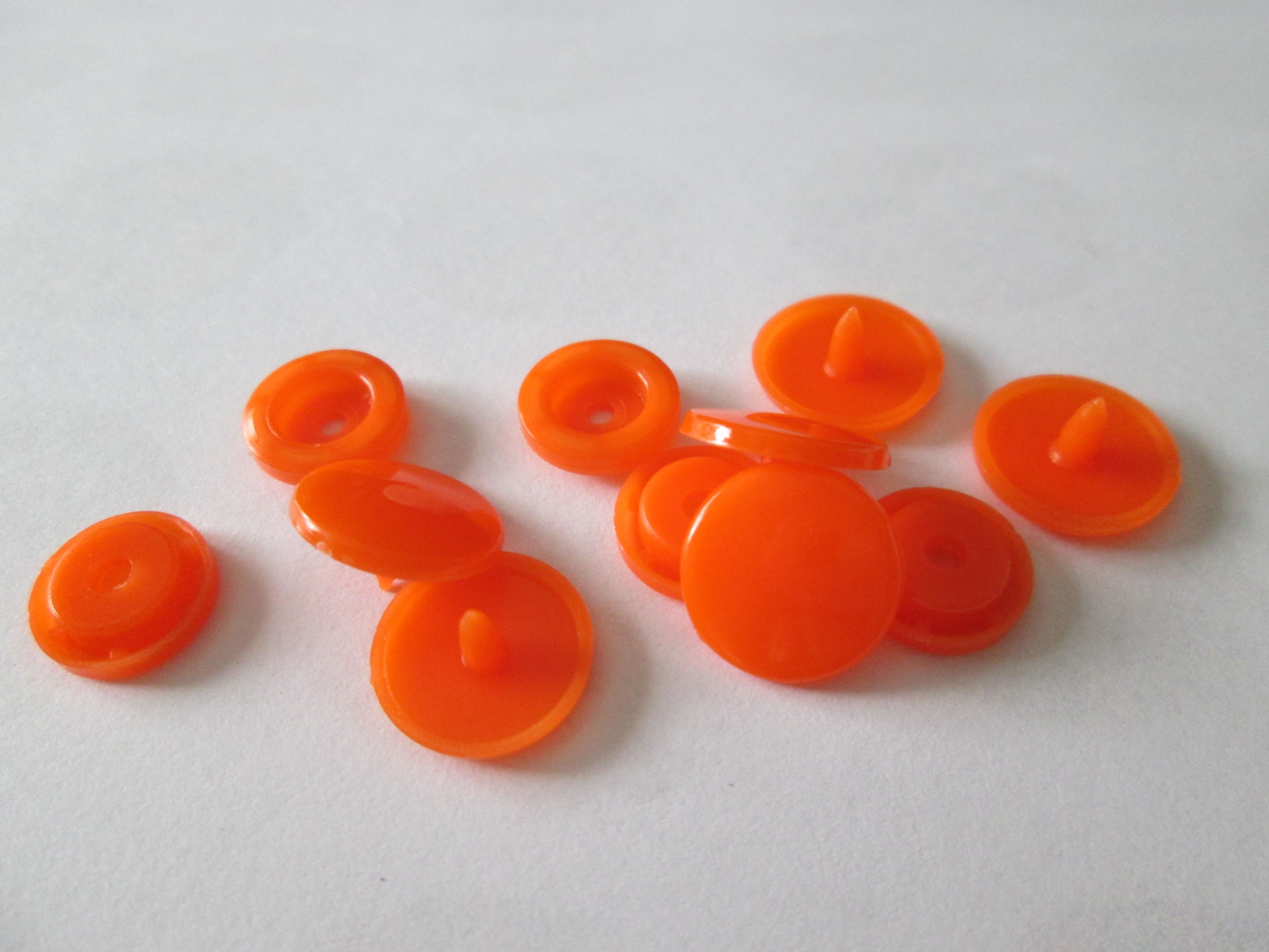 x10 set boutons pression rond KAM T5 12.4 mm en résine coloris orange