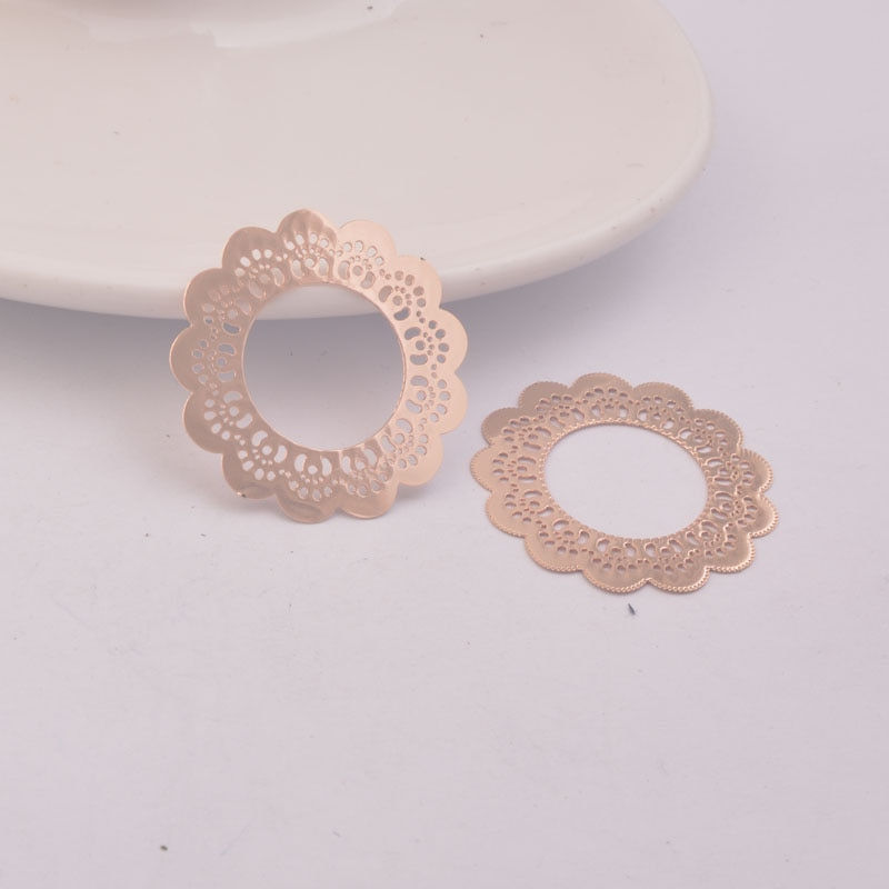 Miniaturbild: 2 estampes couronnes de  fleurs  - 30  mm - laiton - 10 coloris au