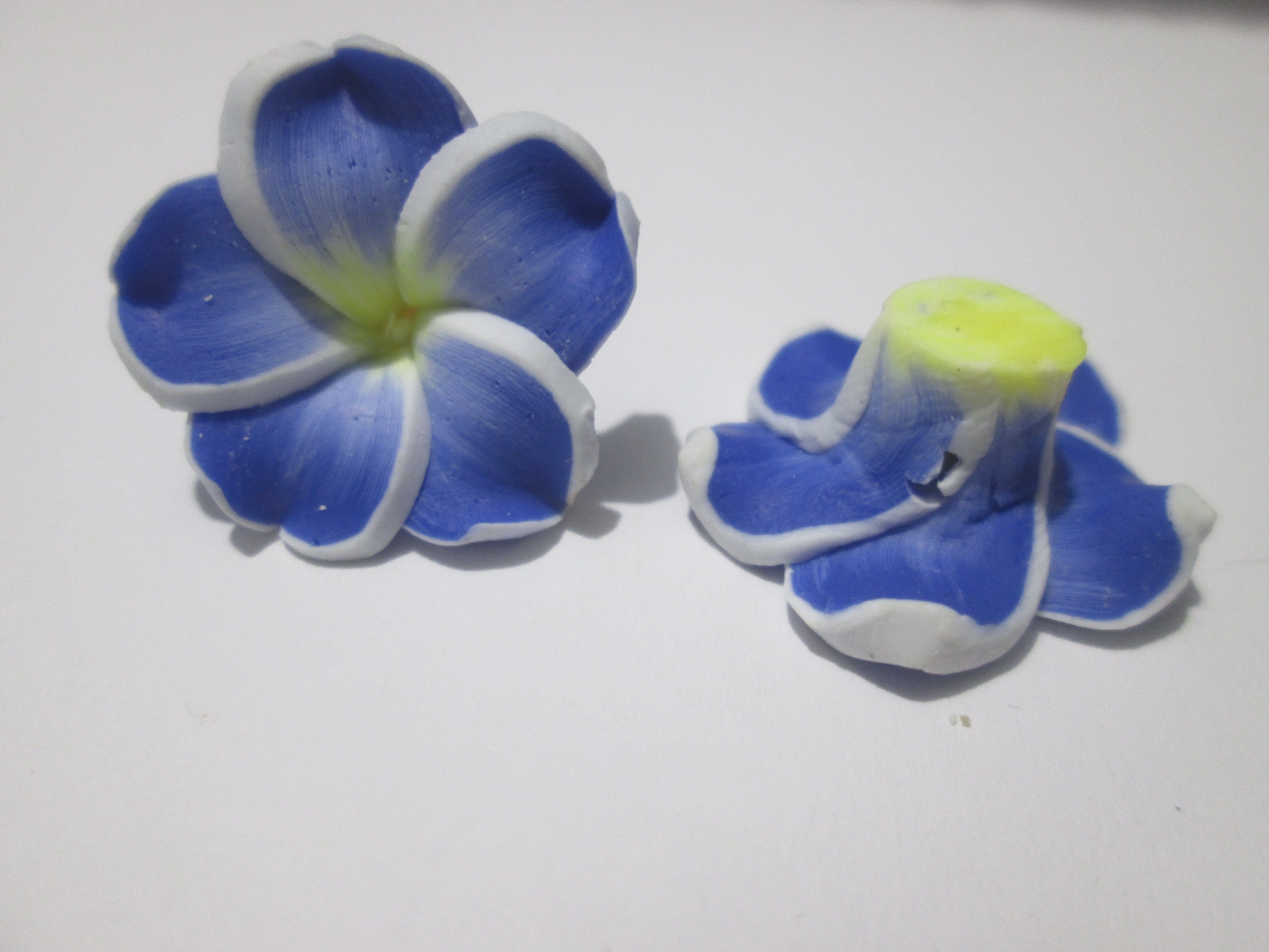 20 mm - 2 perles fleur en fimo multicolores