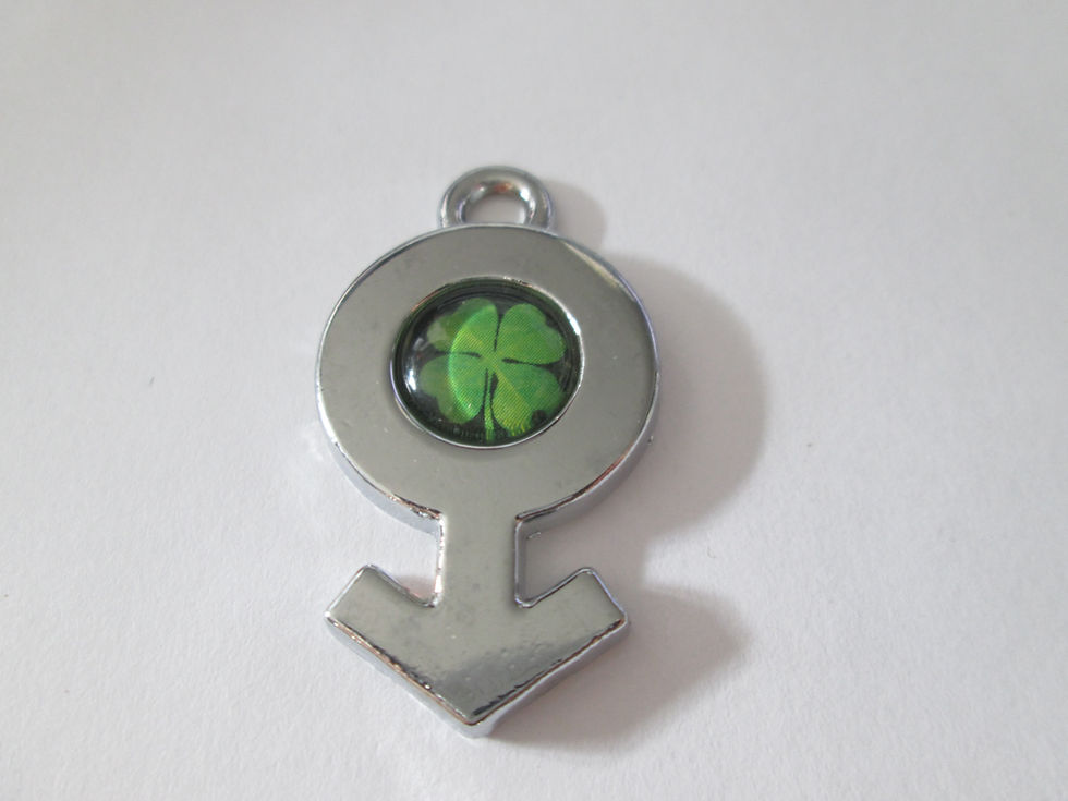 Miniature : un pendentif à cabochon trèfle -  métal argenté