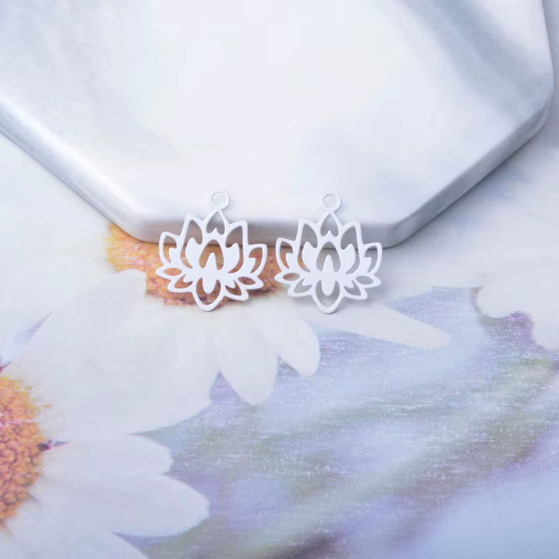 Miniature : 4 estampes petit lotus - 18 x 15 mm - 11 coloris - laiton