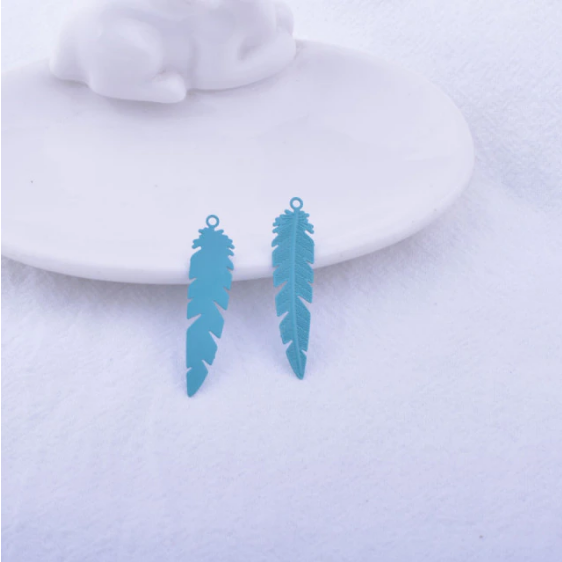 Miniature : 2 estampes plumes - 35 x 8 mm - laiton peint - 11 coloris