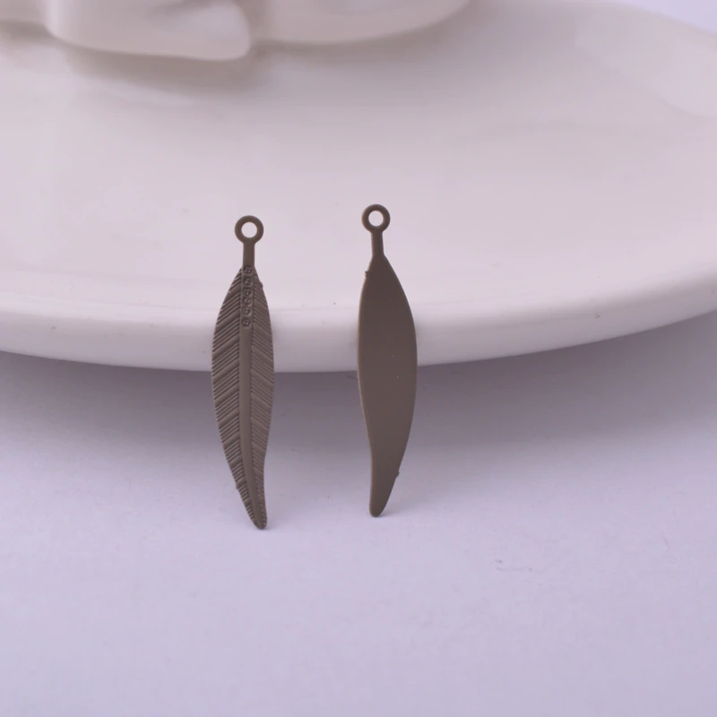 Miniatura: 4 estampes plumes - 25 x 5 mm - laiton peint - 13 coloris