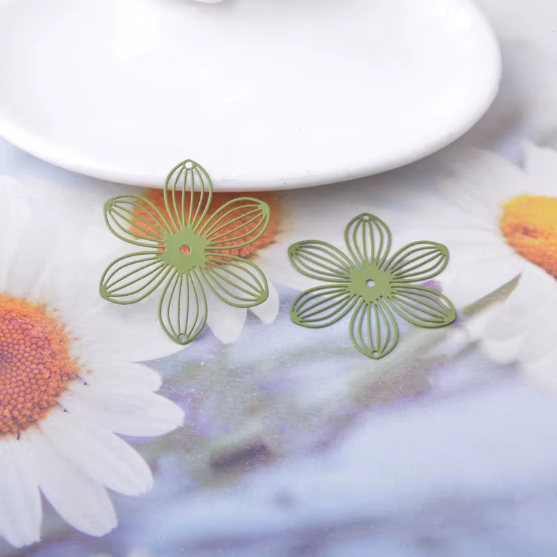 Thumbnail: 2 estampes fleurs filigranes - 35 x 35 mm - 10 coloris - laiton