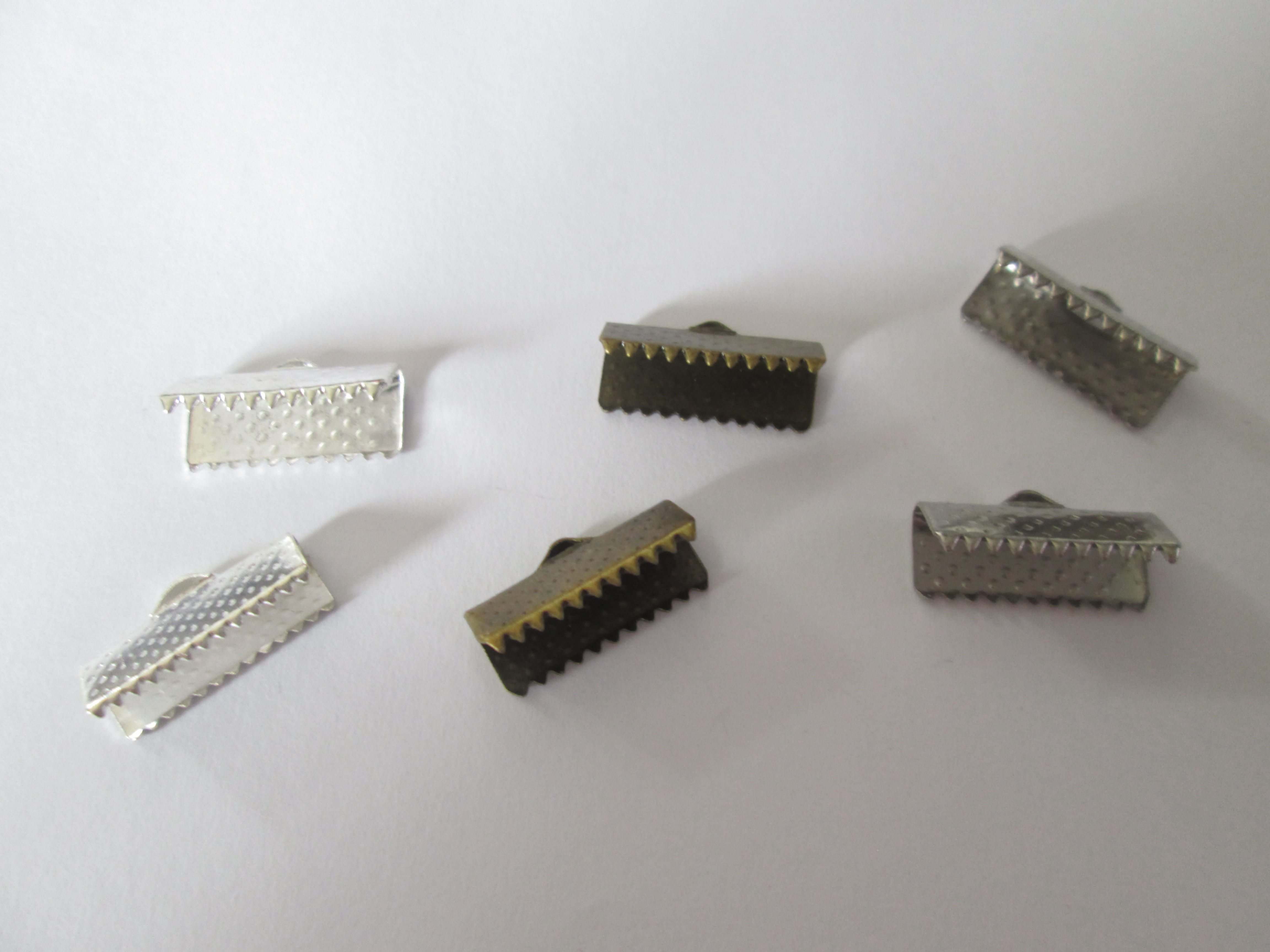 50 embouts griffe - 16 mm - serre cordon - 3 coloris