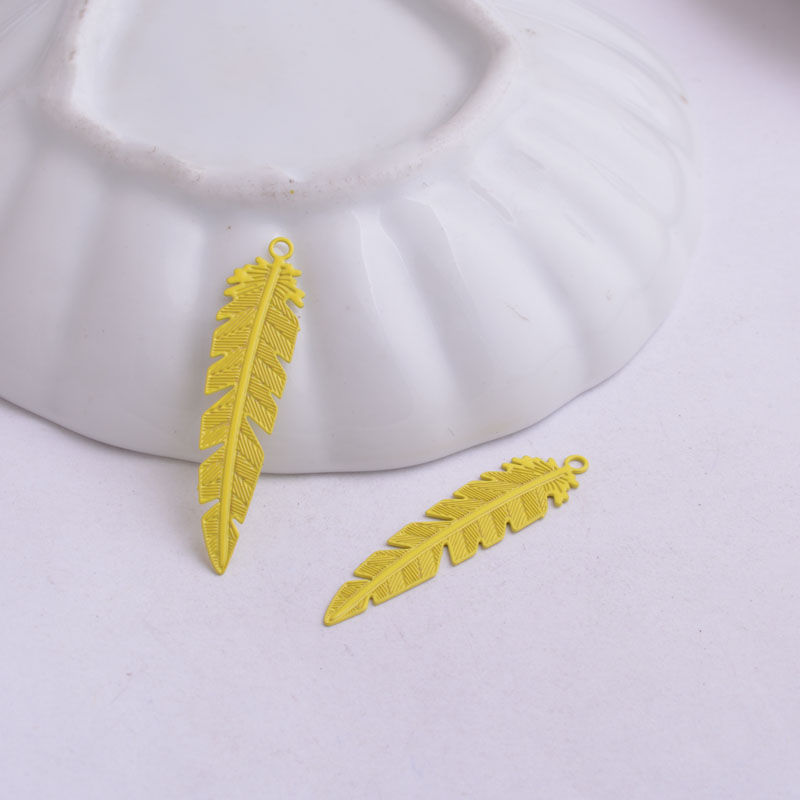 Miniaturbild: 2 estampes plumes - 35 x 8 mm - laiton peint - 9 coloris