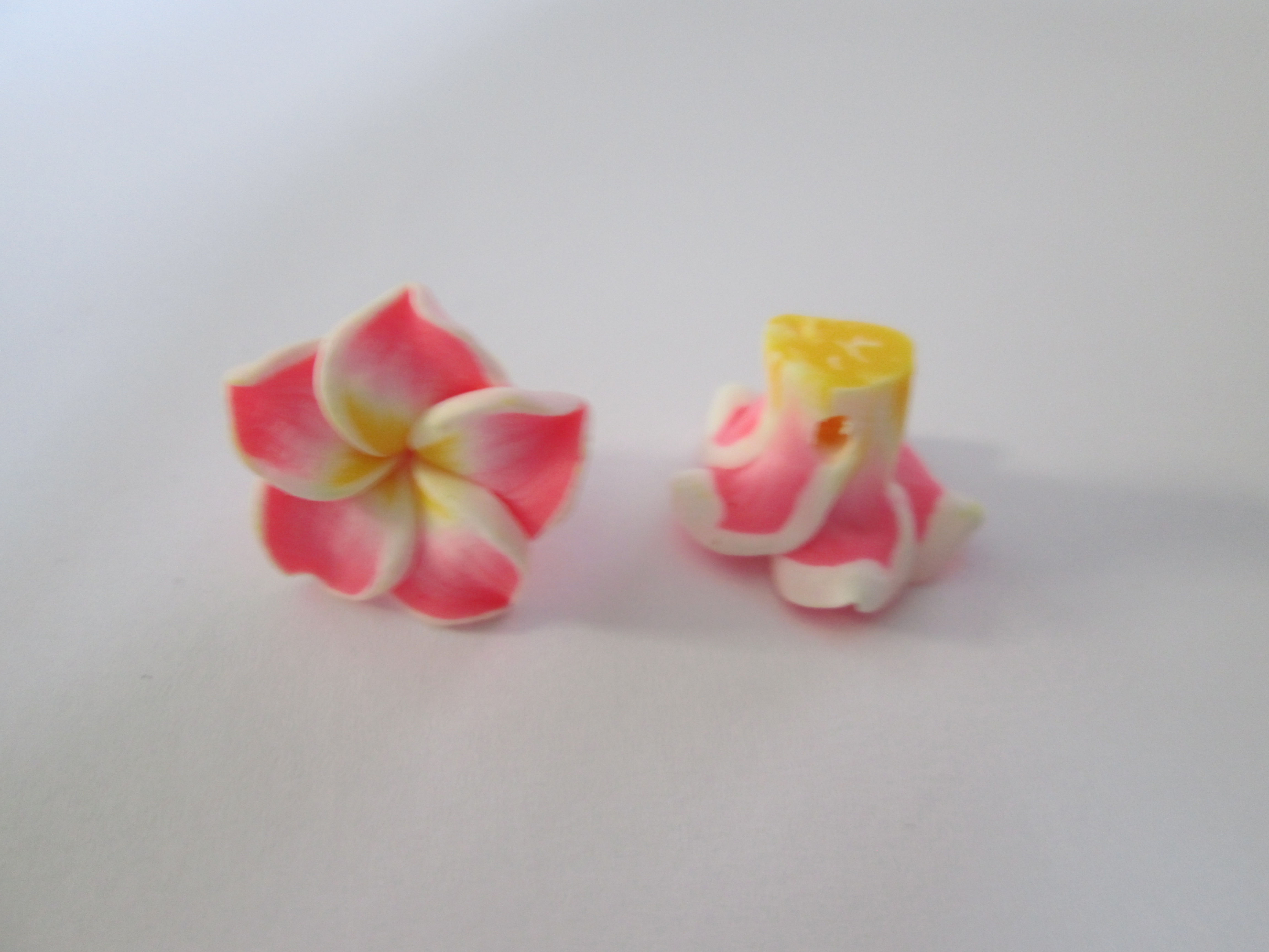15 mm - 2 perles fleur en fimo multicolores