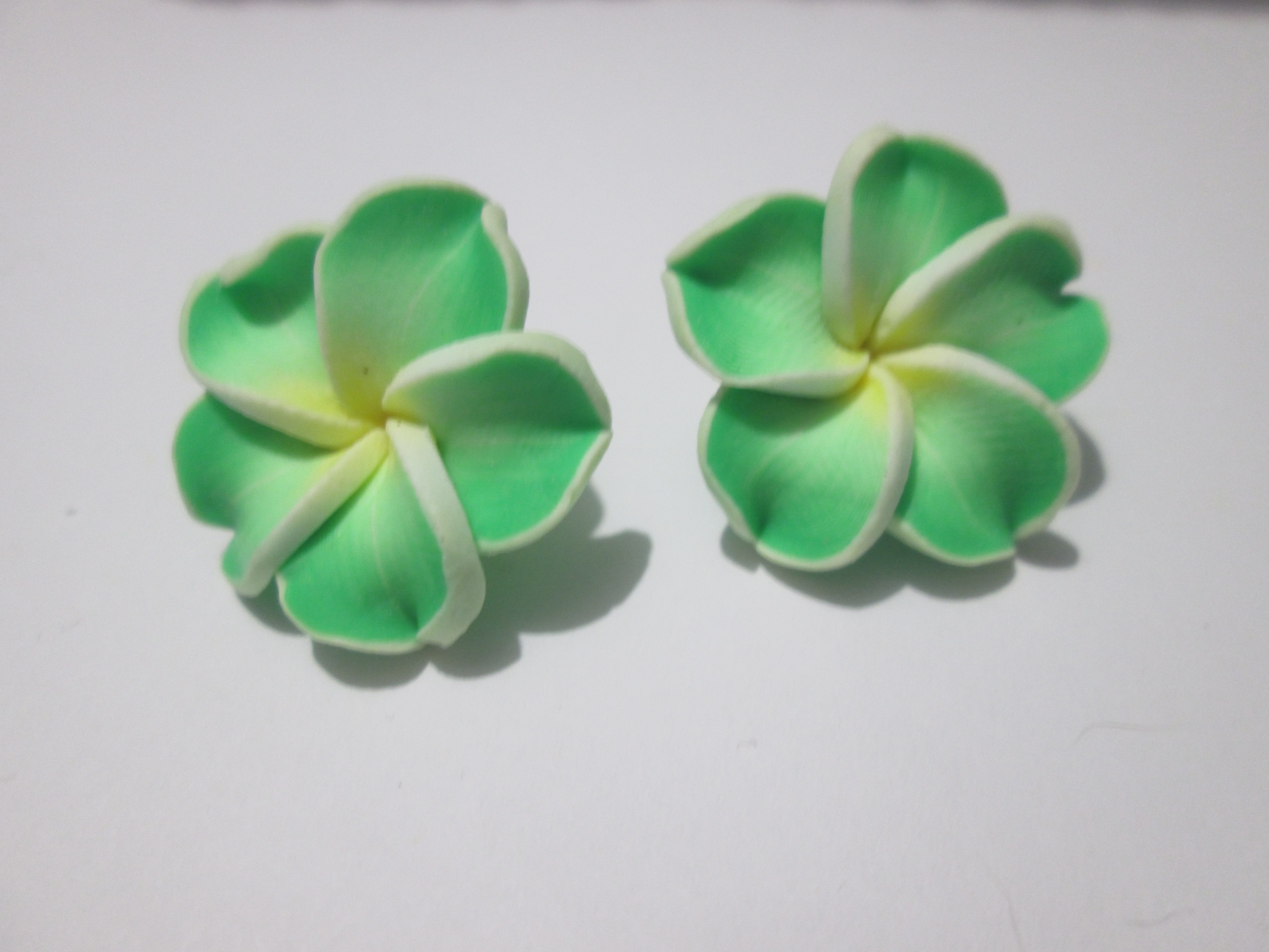 20 mm - 2 perles fleur en fimo multicolores