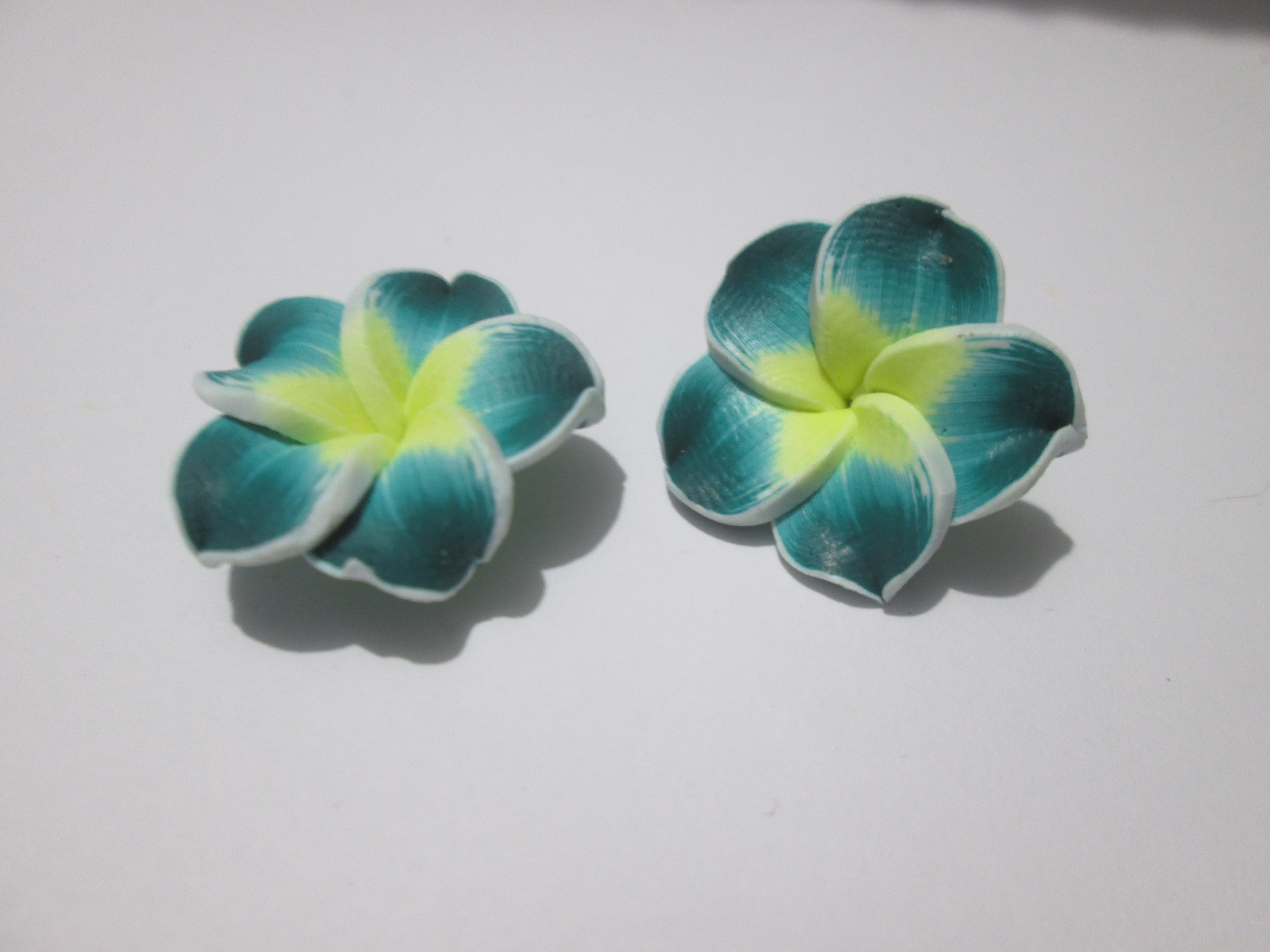 20 mm - 2 perles fleur en fimo multicolores