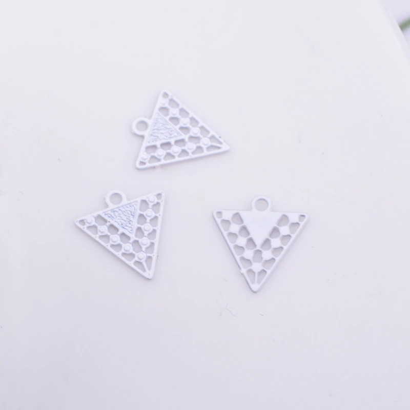Thumbnail: 4 estampes triangle ajourés - 11 x 10 mm - laiton peint - 10 coloris auchoix