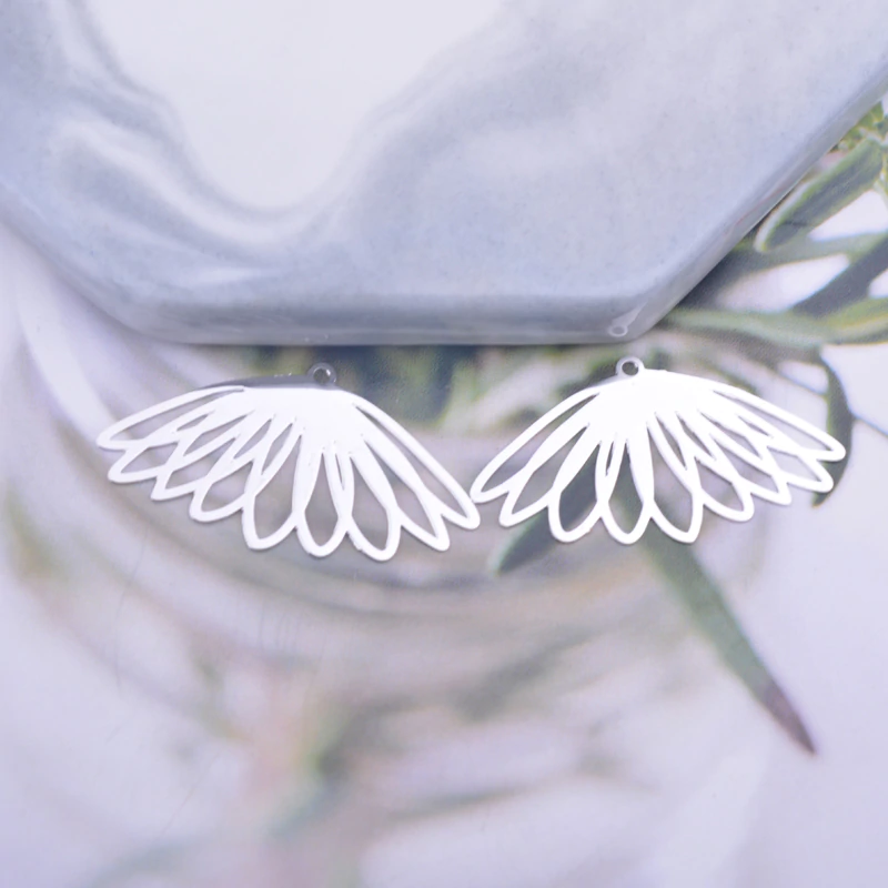 Thumbnail: 2 fan-shaped flower prints - 30 x 17 mm - brass - 11 colors at
