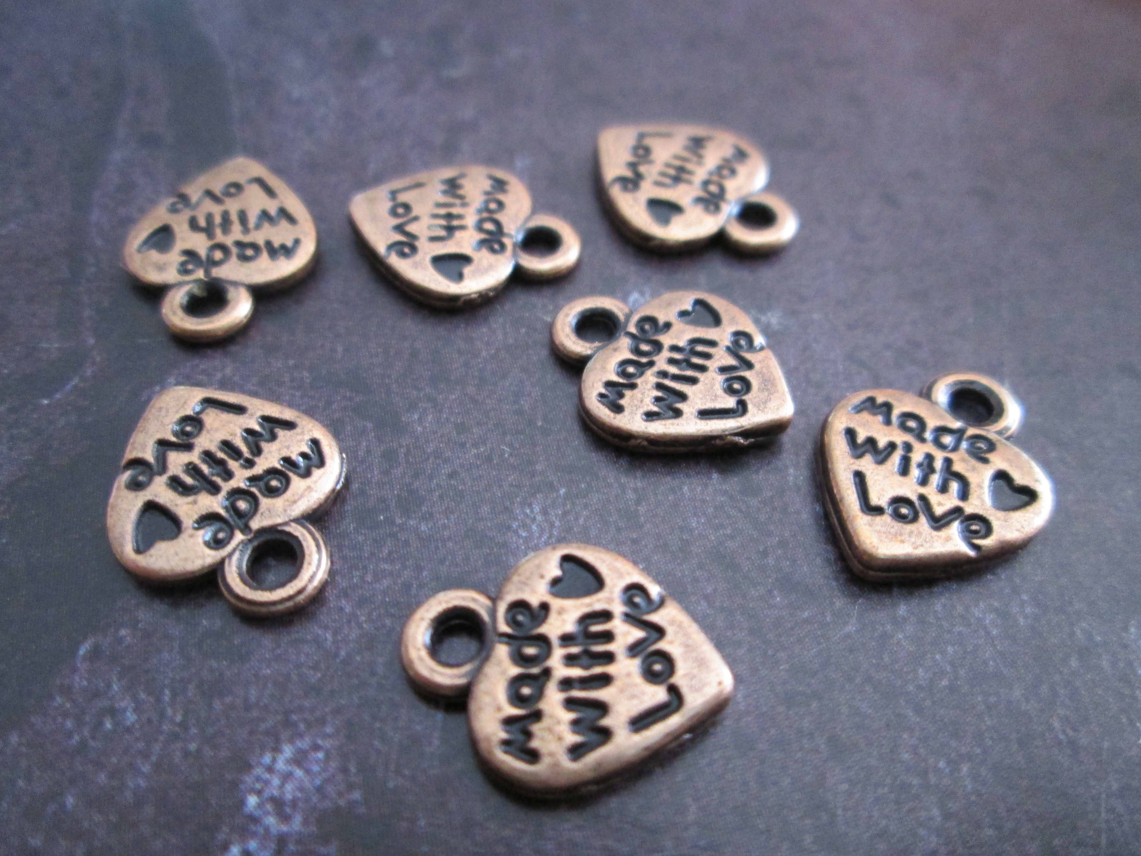 10 breloques  coeur  " Made with love "  - métal cuivre - 11 x 9 mm