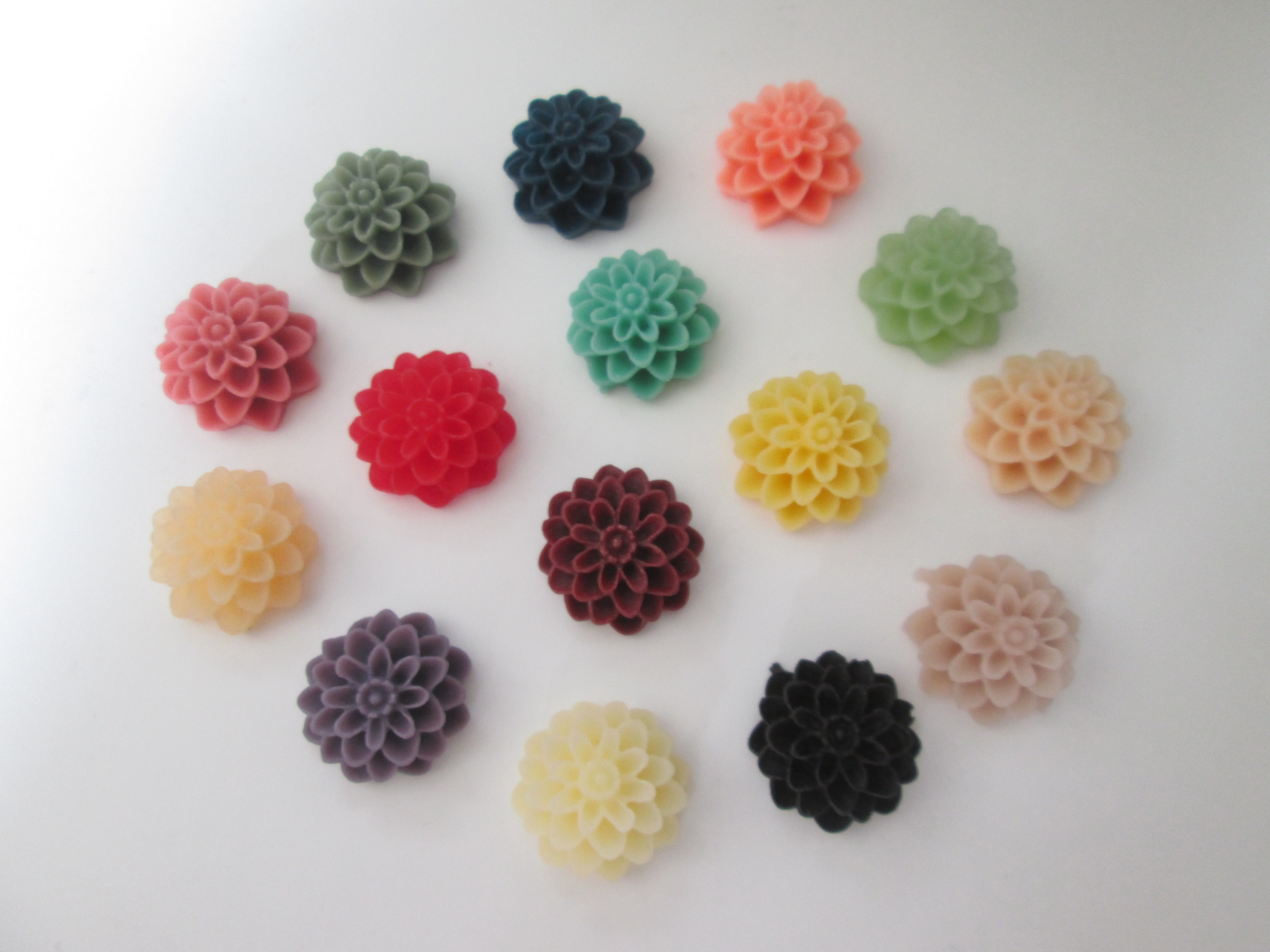 2 dahlia flower cabochons - 15 mm - in resin - 15 colors