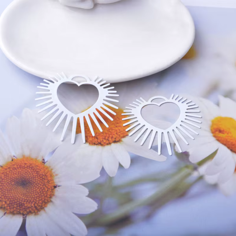 Thumbnail: 2 estampes coeur soleil  - 43 x 37 mm - 11 coloris - laiton