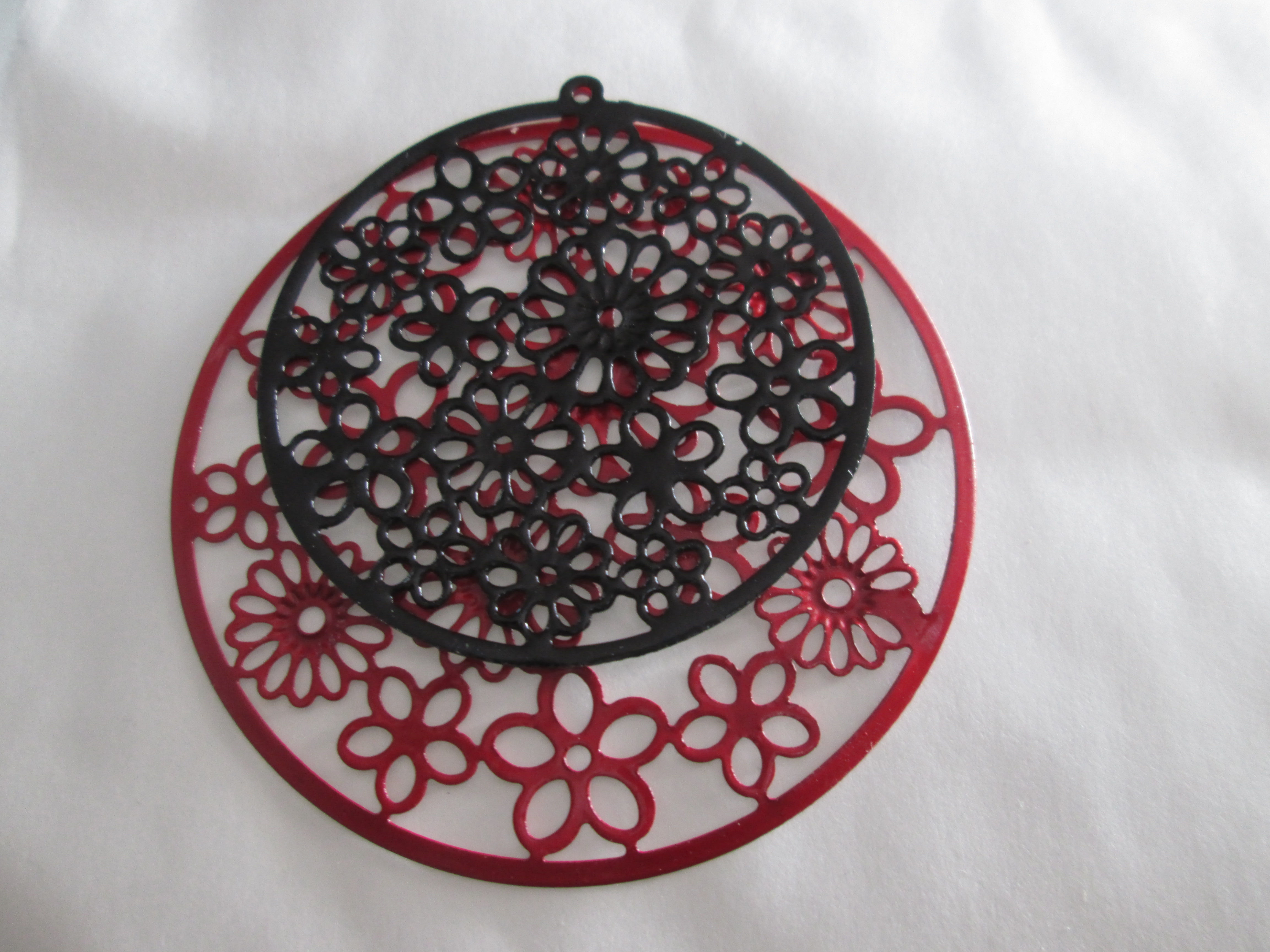 4 estampes rondes noires et rouges en filigranés en 42 et 55 mm