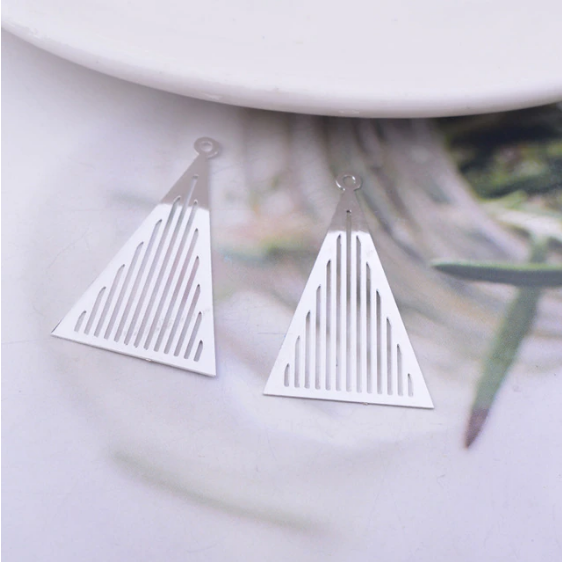 Thumbnail: 2 openwork triangle prints - 35 x 20 mm - painted brass - 11 colors to choose from