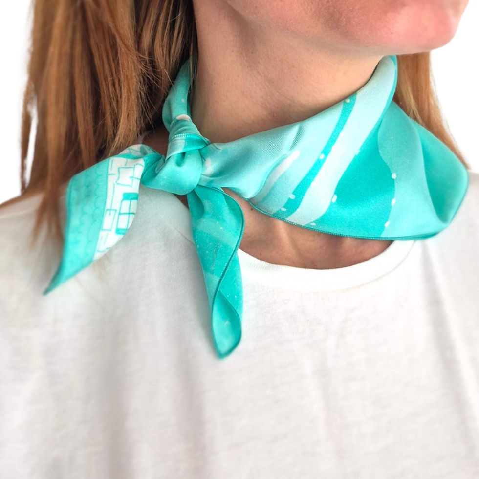 Carré de soie Acidulé turquoise 45 × 45 cm porté autour du cou