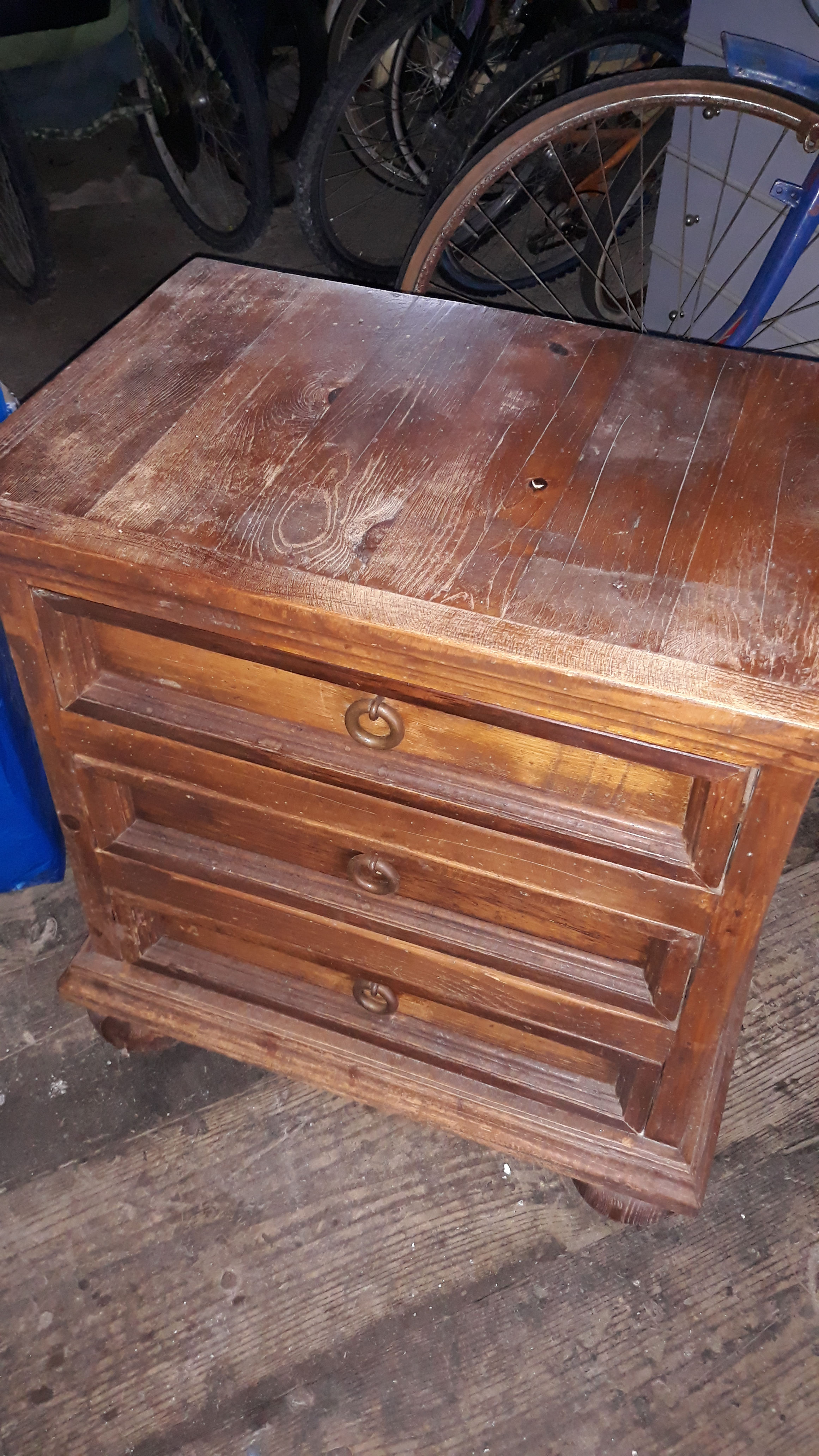 2 Mesillas madera maciza de pino tea.