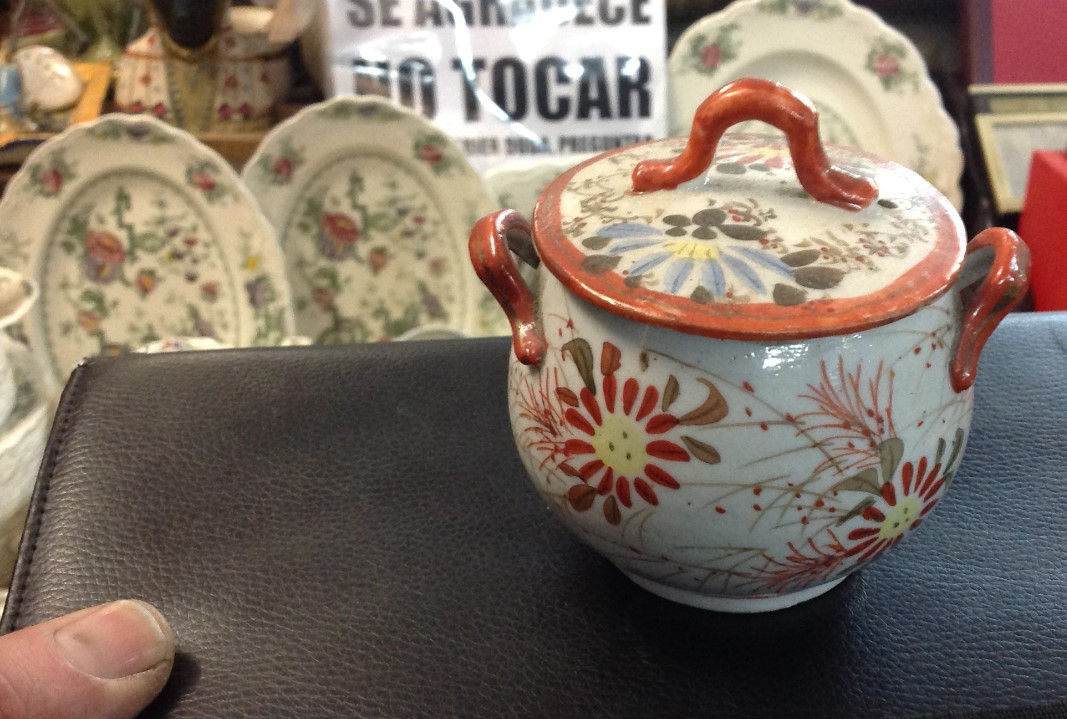 Pequeña olla ceramica o porcelana