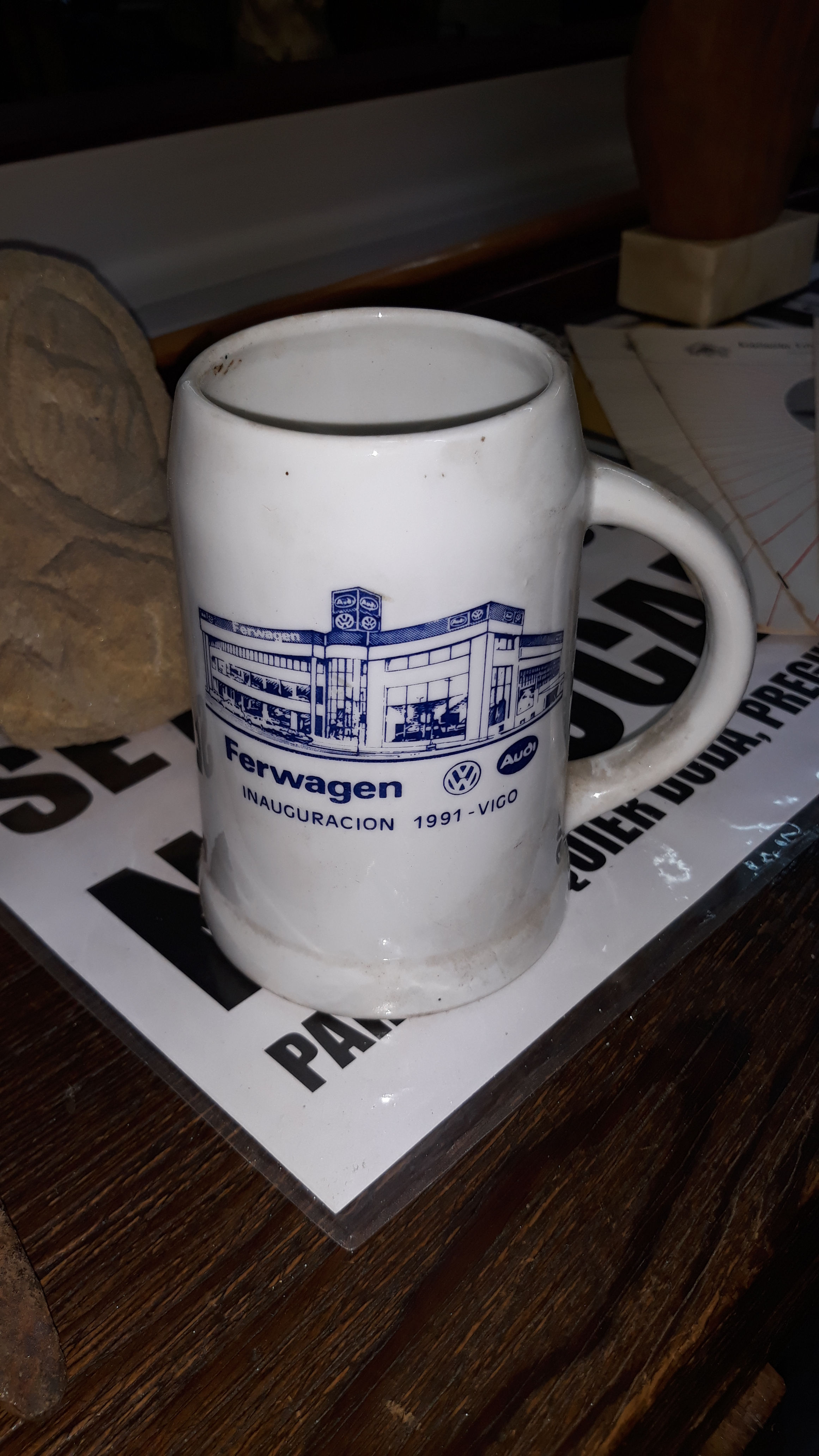 jarra de porcelana con asa..