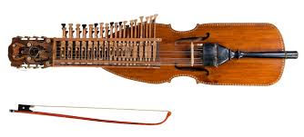Nyckelharpa 1: il nome, le radici e il perché di uno strumento così ostinato