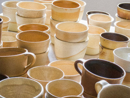 Stock de céramiques artisanales prêtes à la vente dans l’atelier de Lucie Eleme à Ménilmontant