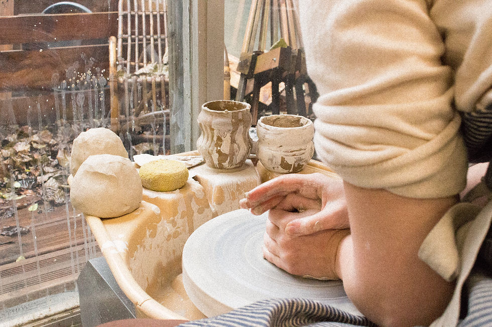Lucie Eleme tournant de la vaisselle artisanale dans son atelier de Paris 20e