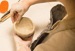 alt="Cours de modelage en céramique artisanale à Paris 20 Ménilmontant avec Lucie Eleme"