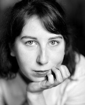 alt="Lucie Eleme, artisan ceramicist in Paris – portrait in her ceramics studio in Ménilmontant"