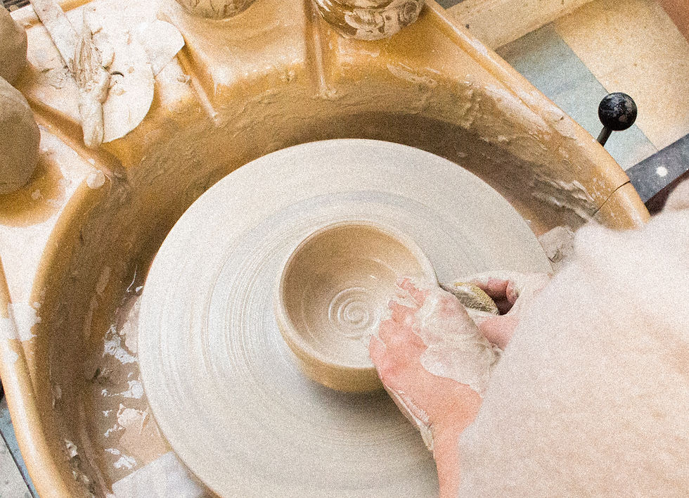 Vue de l’atelier de poterie Lucie Eleme à Paris, accueillant cours et stages pour débutants