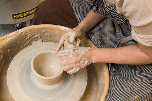 alt="Stage poterie Paris – initiation au tournage dans l’atelier de Lucie Eleme"