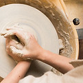 Team building poterie à Paris pour entreprises et équipes en atelier artisanal