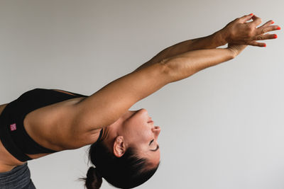 Pratica di Asana, Pranayama, Meditazione, Filosofia e Ayurveda: le basi dello yoga