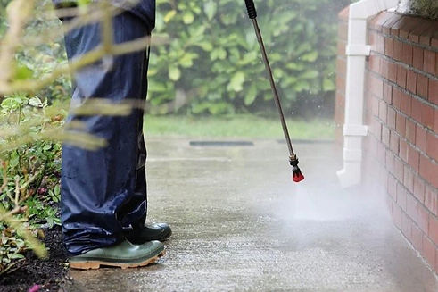 Professional pressure washing services for driveways in Hernando County