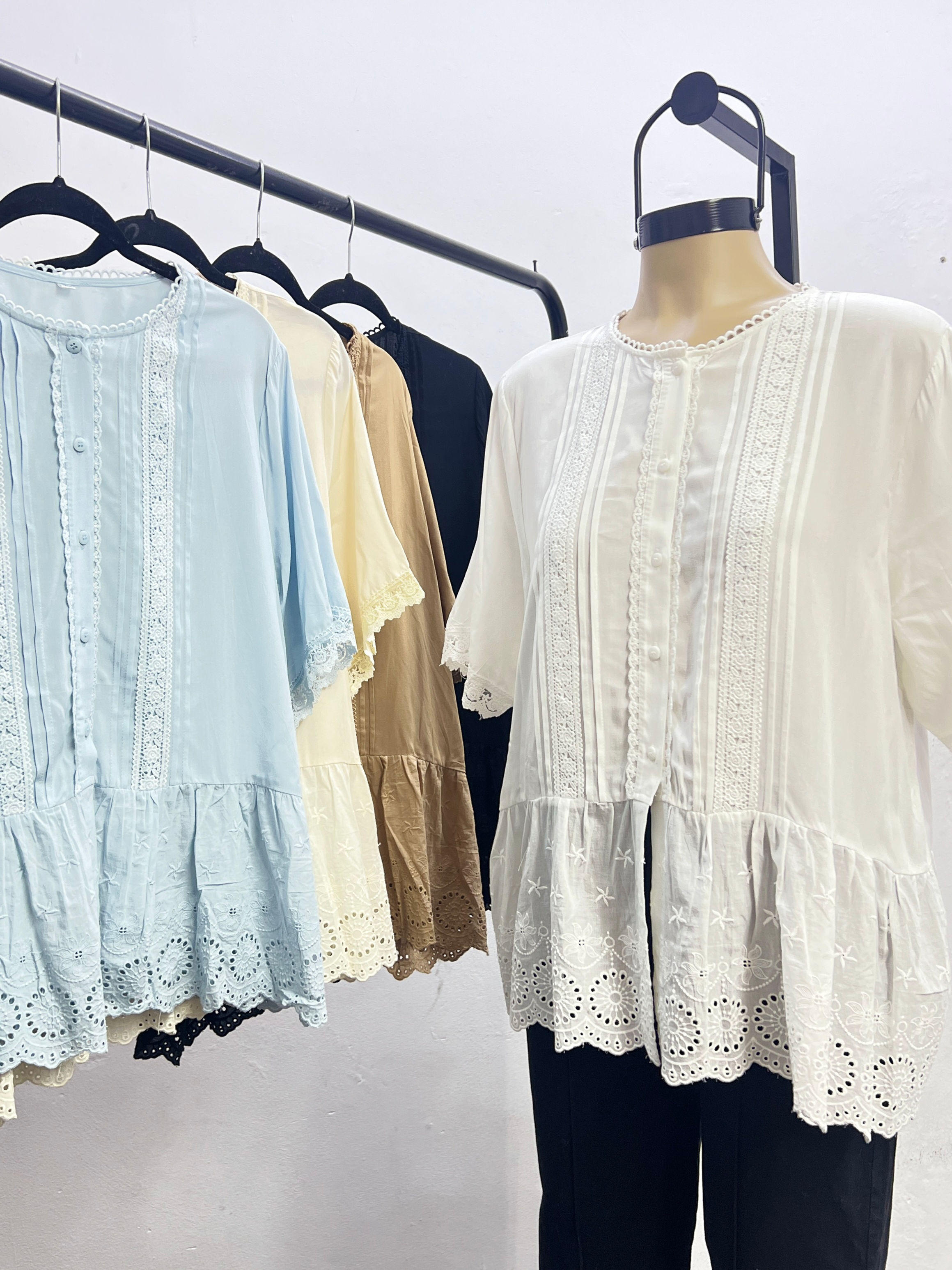 A188- camisola broderie con puntillas 
