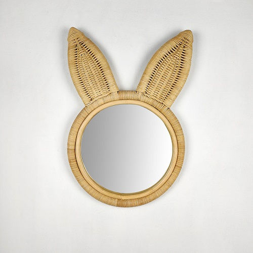 Vue complète du miroir mural en rotin avec oreilles de lapin, format 52 x 35 cm.