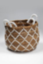 Panier en rotin naturel et fil blanc tressé avec hanse