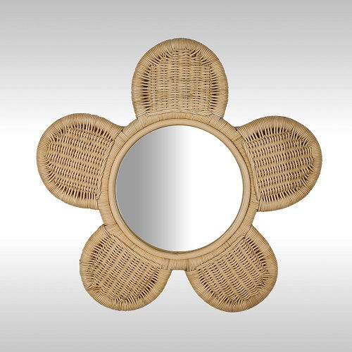 Miroir rond en rotin avec bordure en forme de fleur à 5 pétales tressés, design bohème naturel.