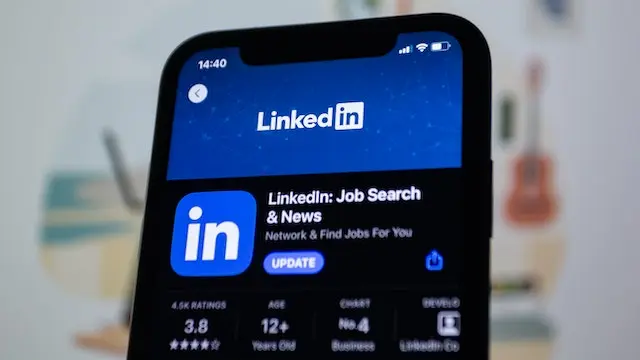 Smartphone muestra interfaz de app de LinkedIn